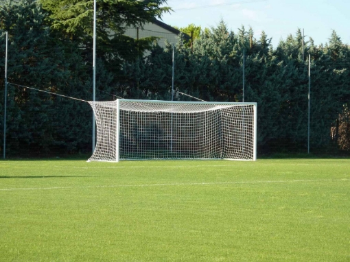 Slika Fiksni nogometni gol z zadnjimi stebri za mrežo 7,32 × 2,44 m z vključeno mrežo — VI 5907